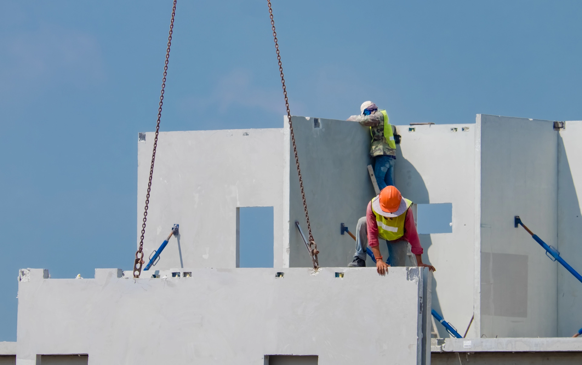 Concrete Erectors, Inc. precast erectors installing architectural concrete panels on commercial building